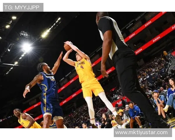 追梦精准传球布朗尼外线助攻库里高弧度三分球如虹命中